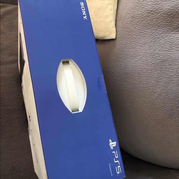 PlayStation 5 - Picture 2 of 3